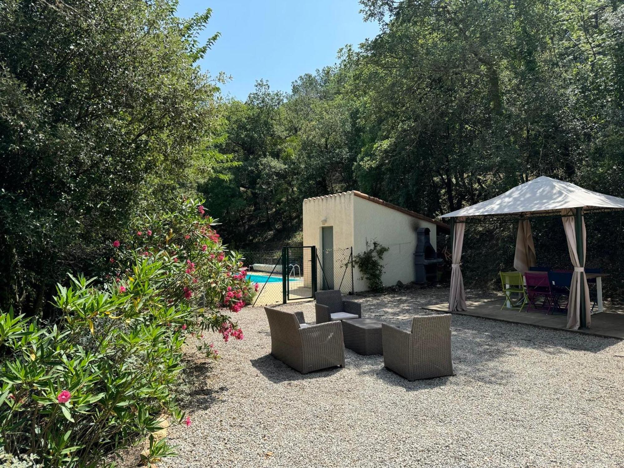 Maison avec piscine chauffée entre mer et montagne Montauriol  Extérieur photo